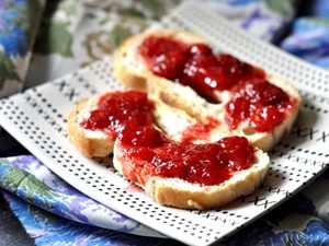 tostadas con mermelada de fresa
